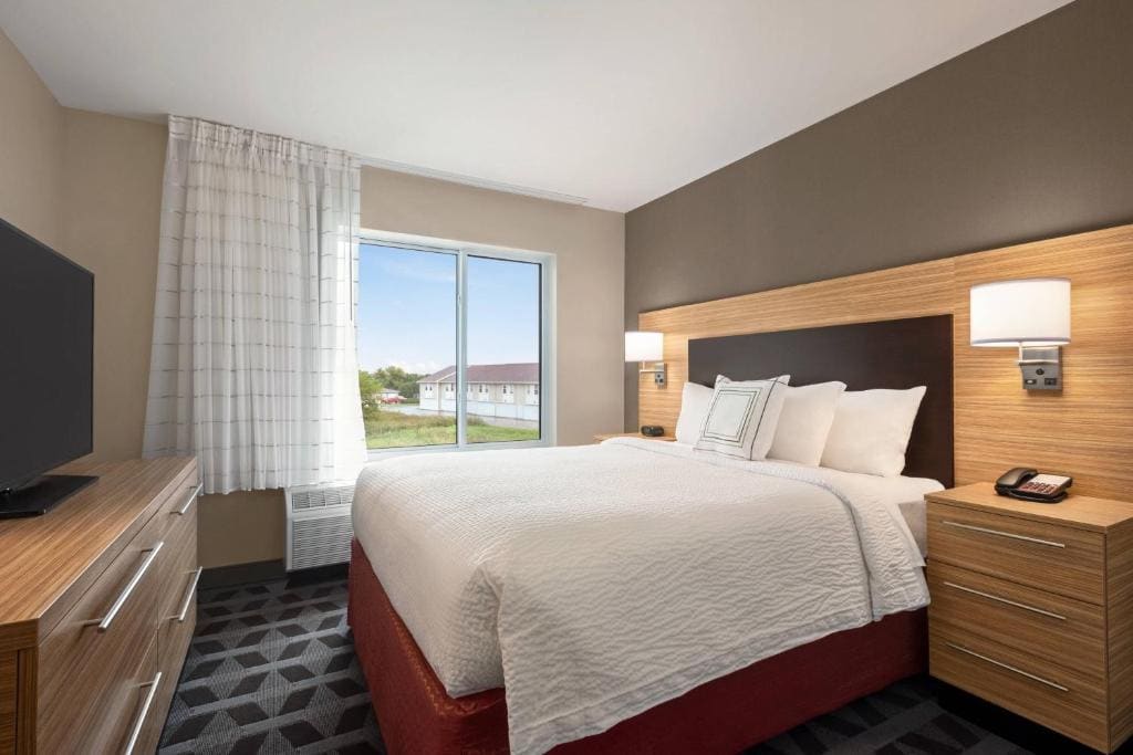 1 Bedroom Suite, 1 Queen, Sofa bed room - Image 1