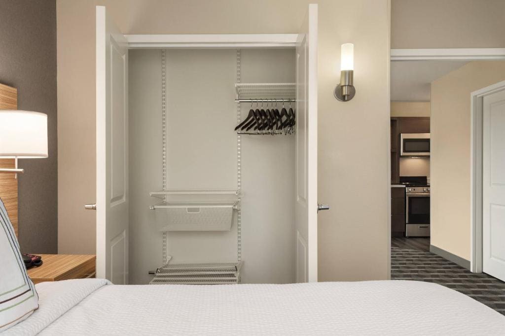 1 Bedroom Suite, 1 Queen, Sofa bed room - Image 2