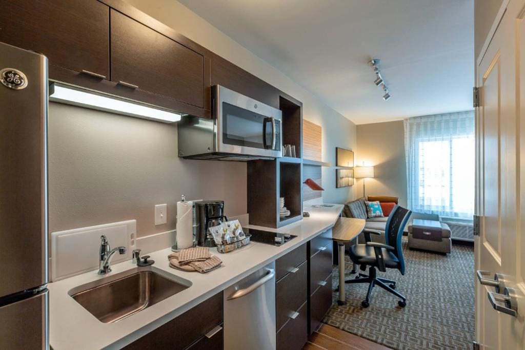 King Studio with Sofa Bed and Adapted Tub - Mobility and Hearing Accessible room - Image 3