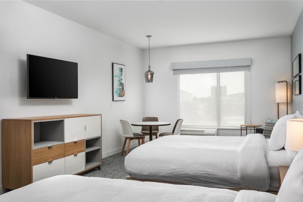 Queen Studio with Adapted Tub - Mobility Accessible room - Image 2