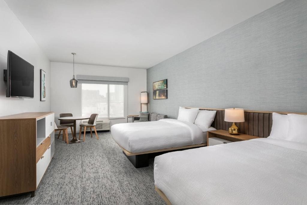 Studio with Two Queen Beds - Hearing Accessible room - Image 1