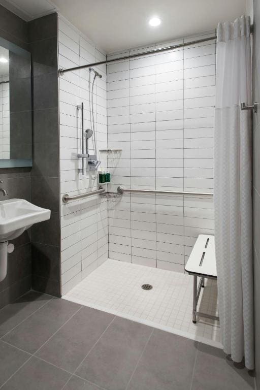 Executive King Suite - Mobility and Hearing Accessible with Roll-in Shower room - Image 2