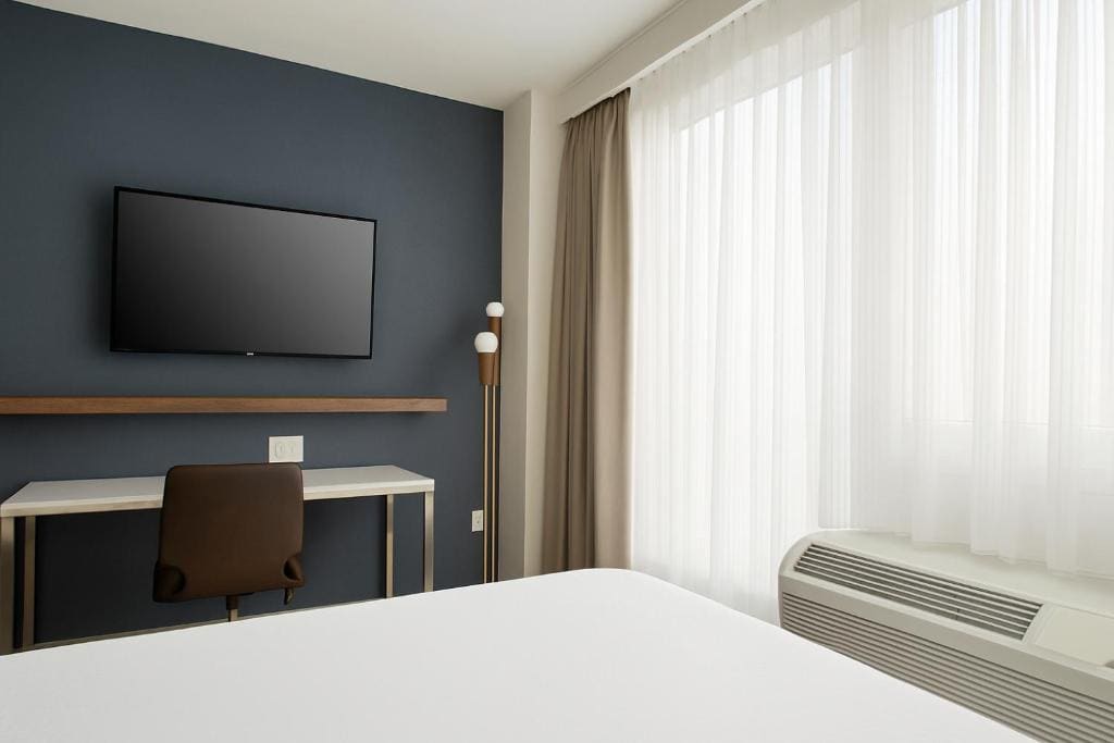 Executive King Suite - Mobility and Hearing Accessible with Roll-in Shower room - Image 1