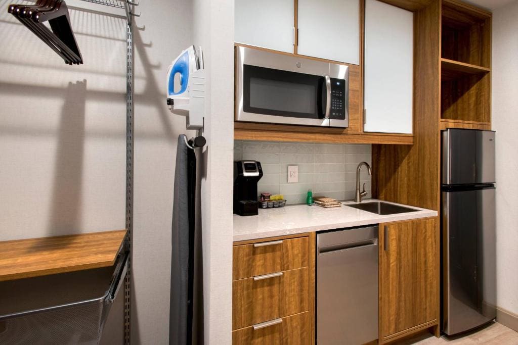 Executive King Suite - Mobility and Hearing Accessible with Roll-in Shower room - Image 3