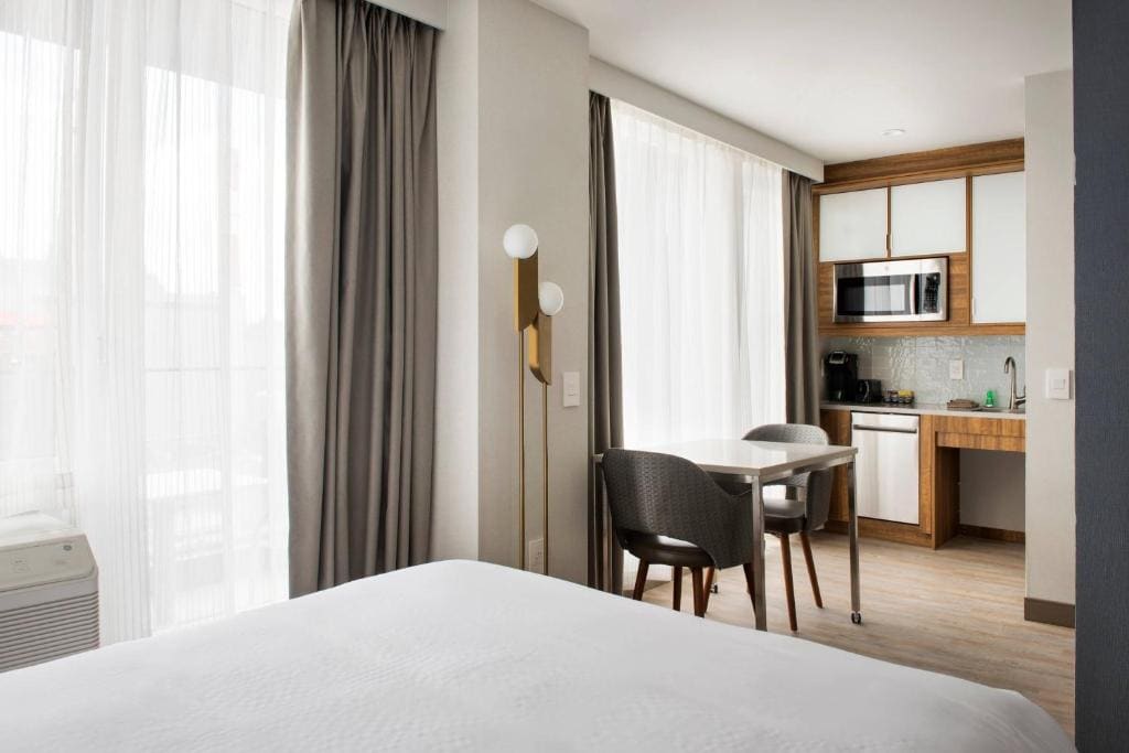 Executive Suite, 2 Queen, Balcony room - Image 3