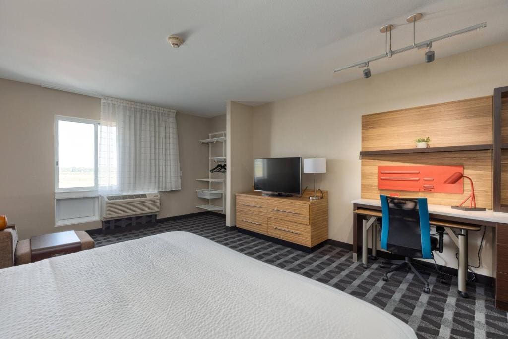 King Studio with Sofa Bed and Adapted Tub - Mobility and Hearing Accessible room - Image 2