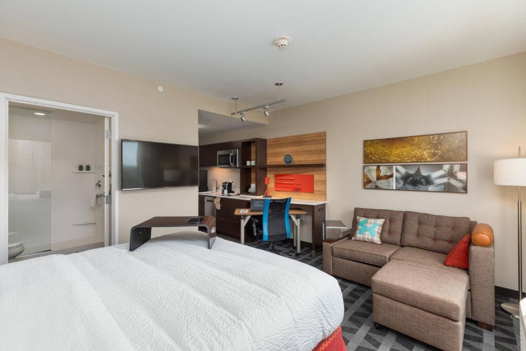 King Studio with Sofa Bed and Adapted Tub - Mobility and Hearing Accessible room - Image 3