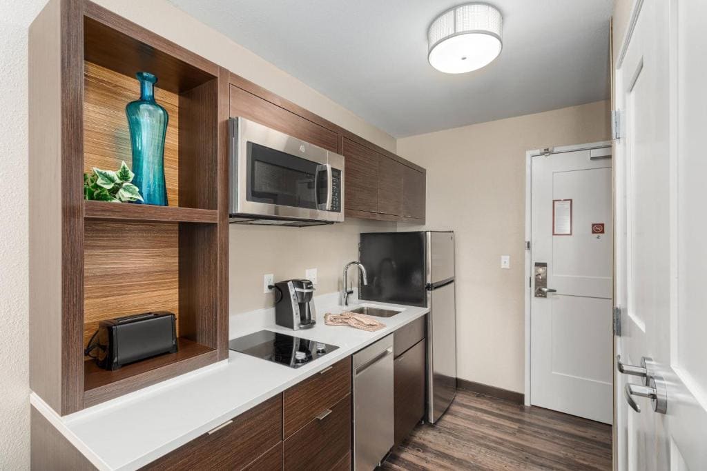 Studio with Two Queen Beds and Roll-In Shower - Mobility and Hearing Accessible room - Image 2