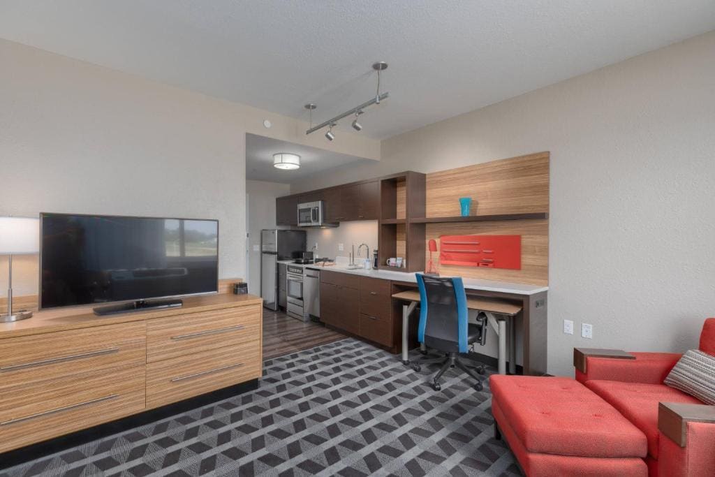 1 Bedroom Suite, 1 Queen, Sofa bed room - Image 2