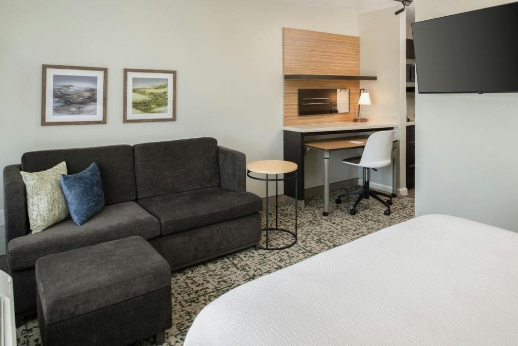 Queen Studio with Sofa Bed room - Image 3