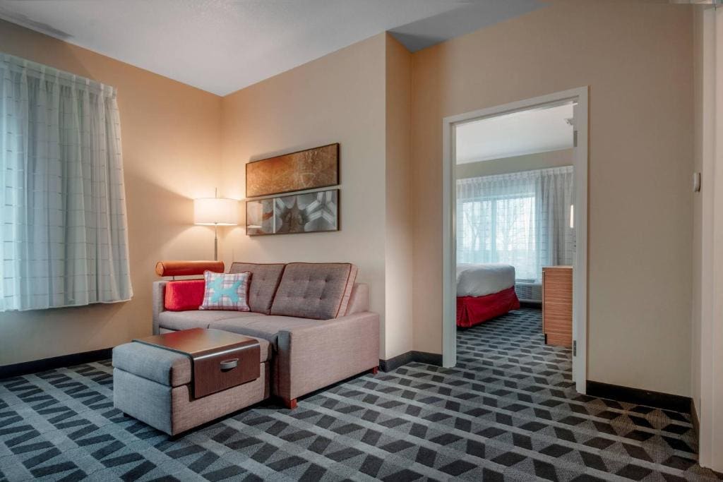 One-Bedroom King Suite with Sofa Bed and Adapted Tub - Mobility Accessible room - Image 2