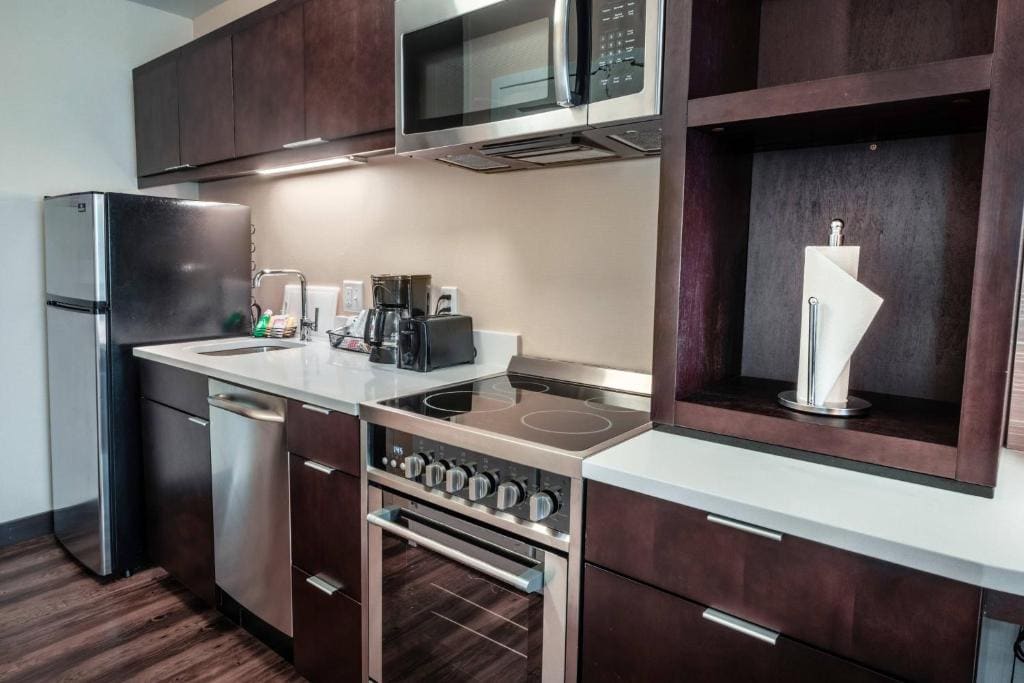 One-Bedroom King Suite with Sofa Bed and Adapted Tub - Mobility Accessible room - Image 1