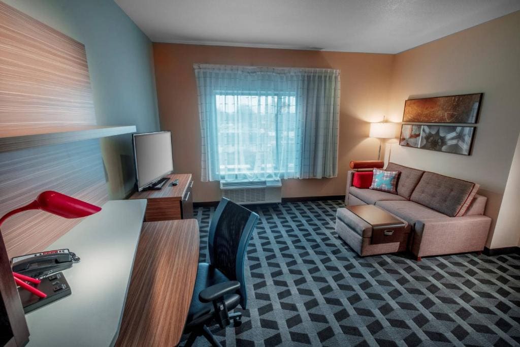 One-Bedroom King Suite with Sofa Bed and Adapted Tub - Mobility Accessible room - Image 3