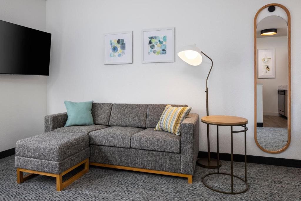 Queen Studio with Adapted Tub - Mobility Accessible room - Image 2