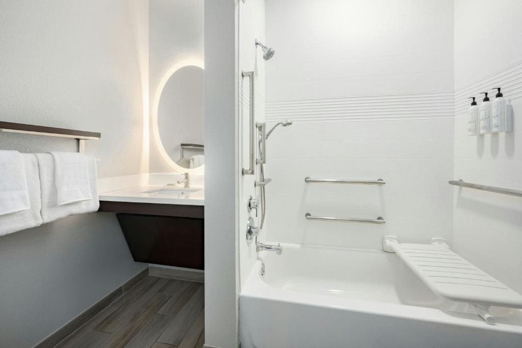 Studio with King Bed and a Sofa Bed room - Image 3