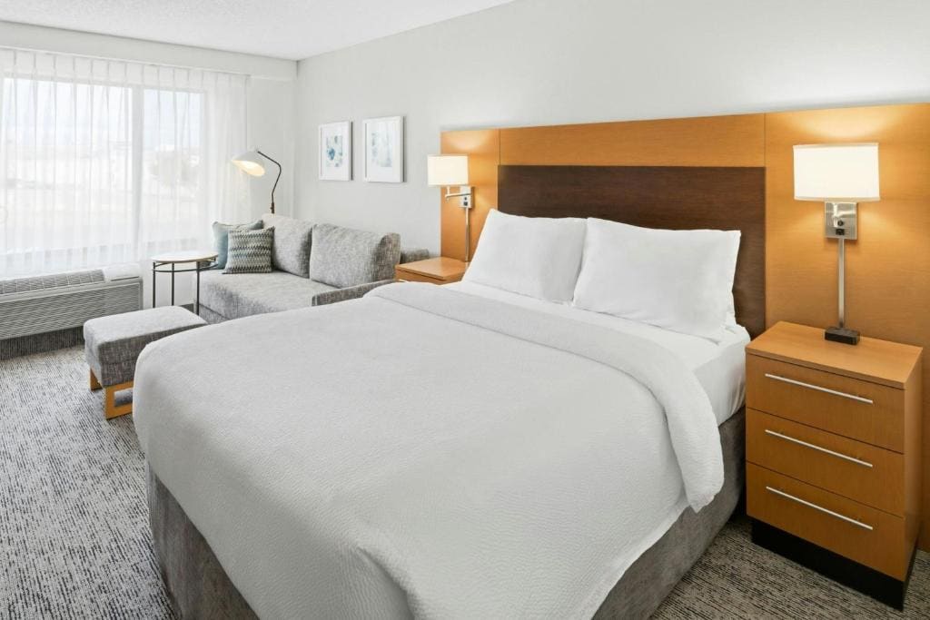 Larger Studio, 1 Queen, Sofa bed room - Image 1