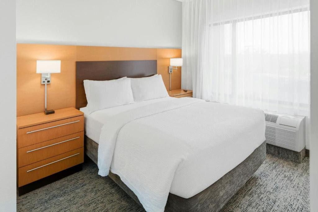 One-Bedroom Queen Suite room - Image 2
