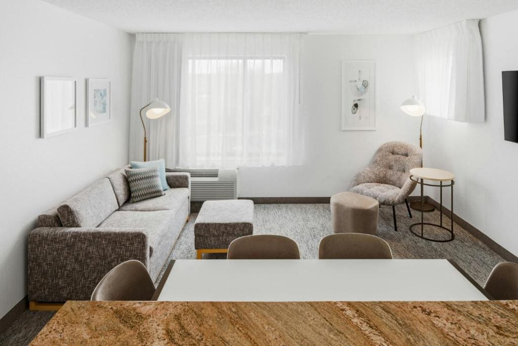 Two-Bedroom Suite with Adapted Tub - Mobility and Hearing Accessible room - Image 2
