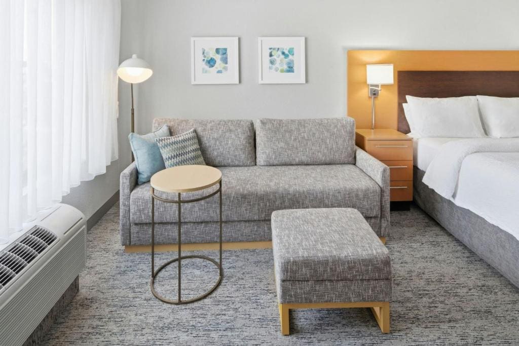 Larger Studio, 1 Queen, Sofa bed room - Image 3
