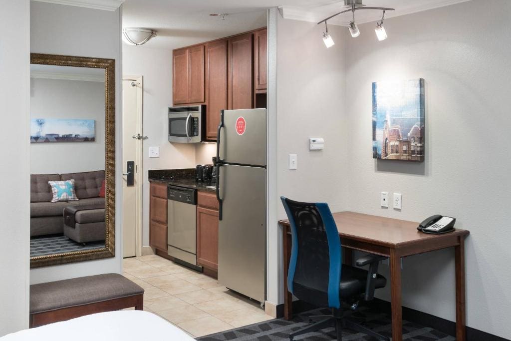 King Studio Suite with Sofa Bed - Hearing Accessible room - Image 3