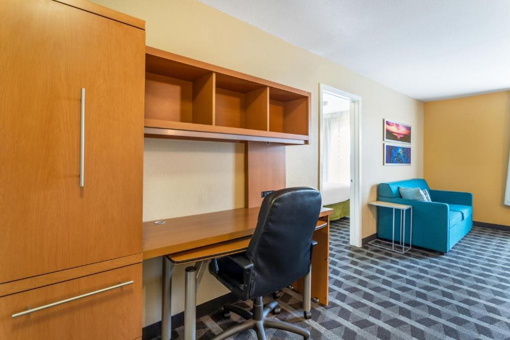 Efficiency Queen Suite with Living room - Non Smoking room - Image 2