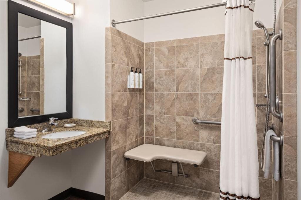 Queen Studio - Mobility Accessible room - Image 3
