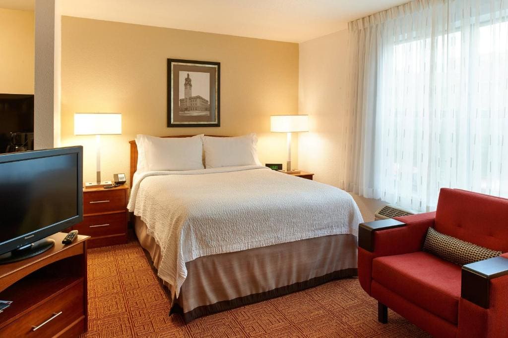 Queen Studio with Sofa Bed and Adapted Tub - Mobility Accessible room - Image 1
