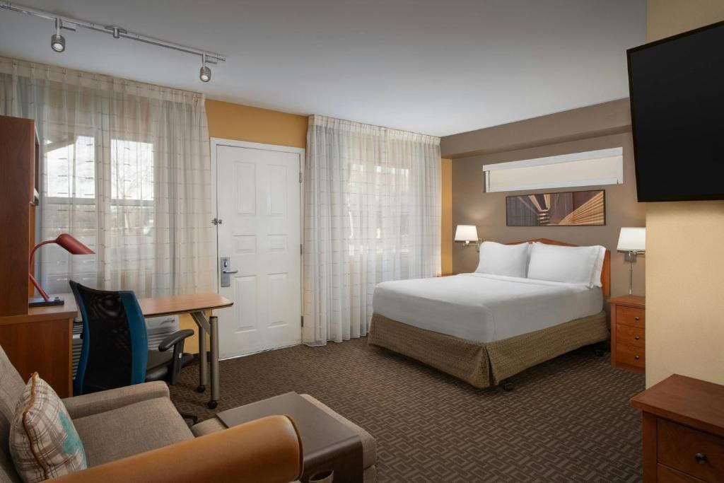 Queen Suite and Sofa Bed room - Image 1