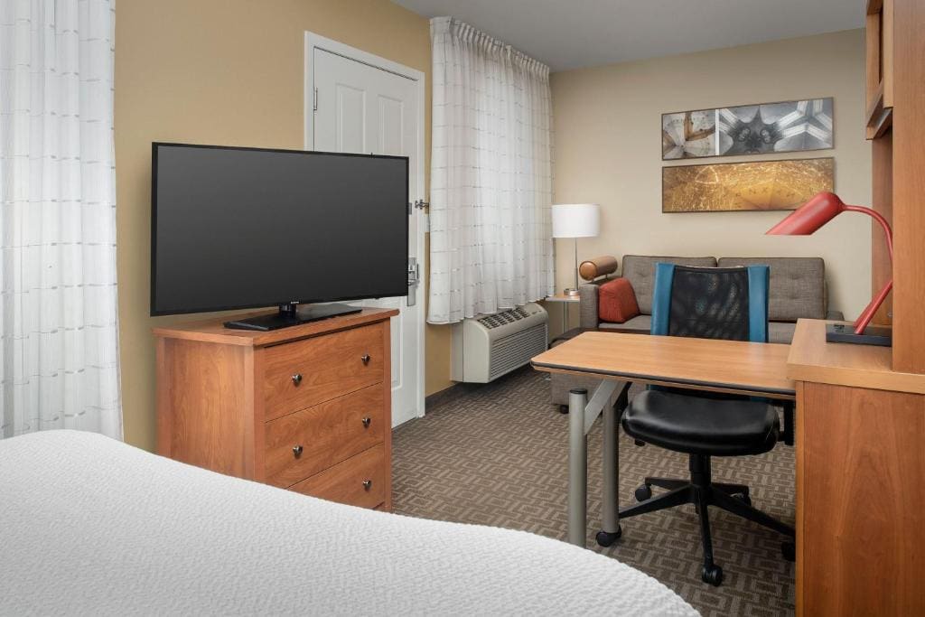 Queen Suite and Sofa Bed room - Image 3