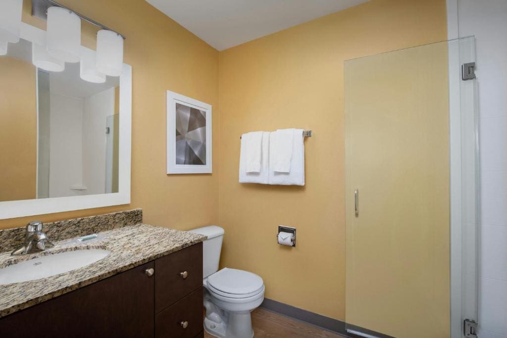 Queen Suite with Sofa Bed and Mobility Accessible Roll-In Shower room - Image 3