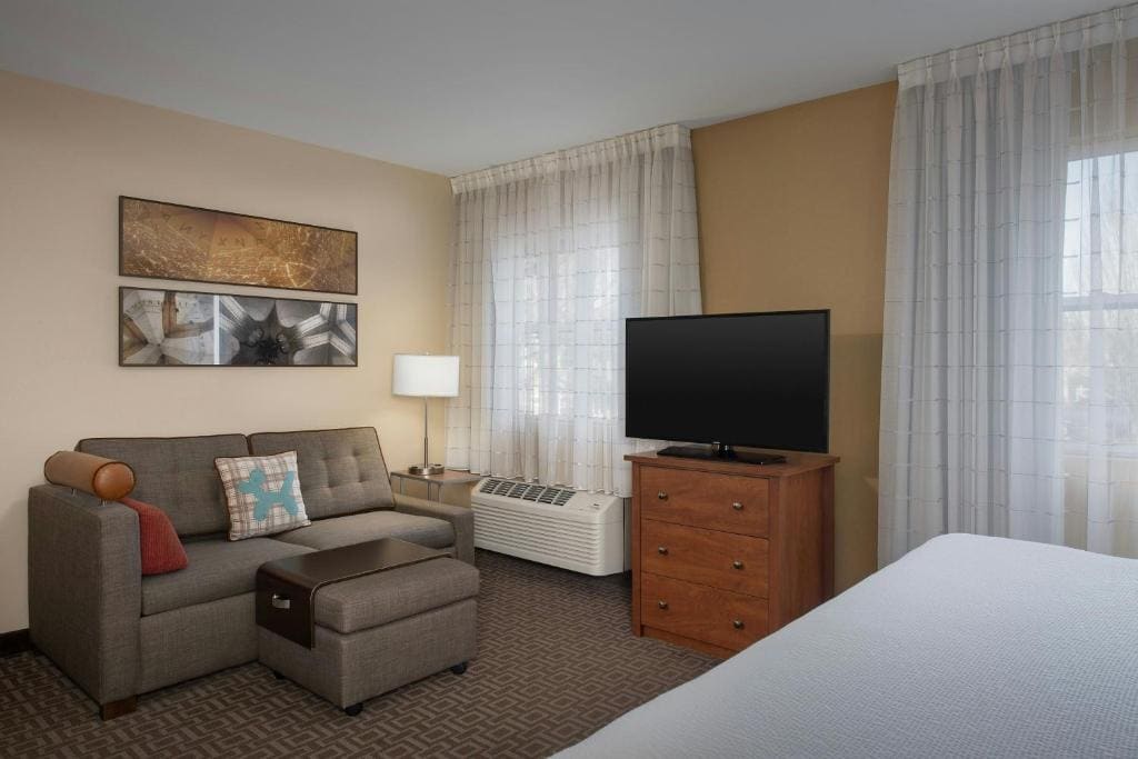 King Suite with Sofa Bed room - Image 2