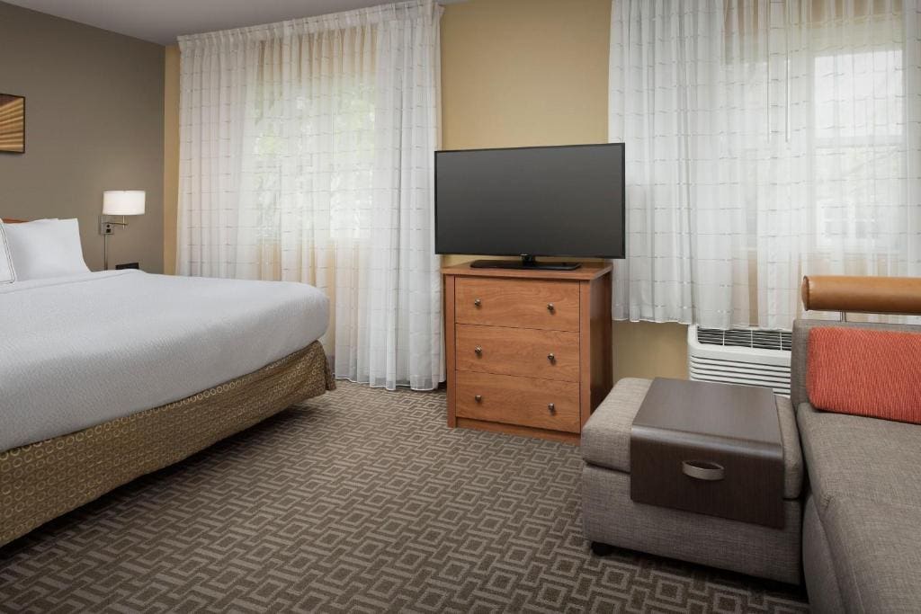 Queen Suite and Sofa Bed room - Image 2