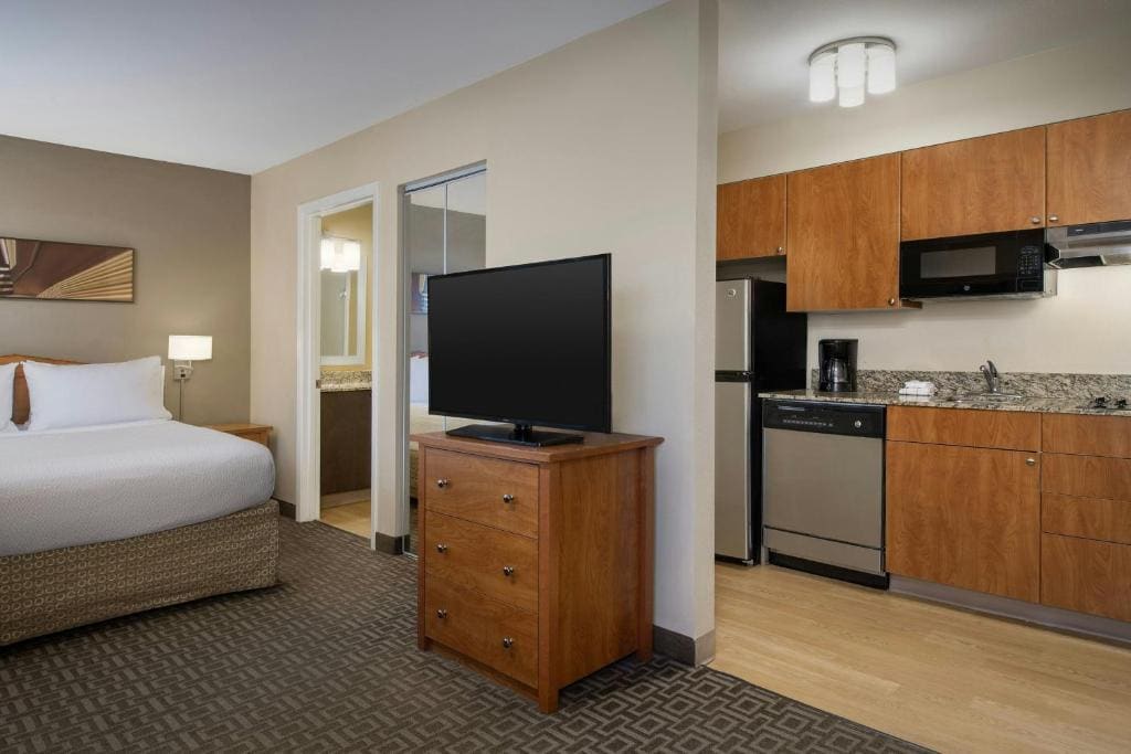Queen Suite with Sofa Bed and Mobility Accessible Roll-In Shower room - Image 2