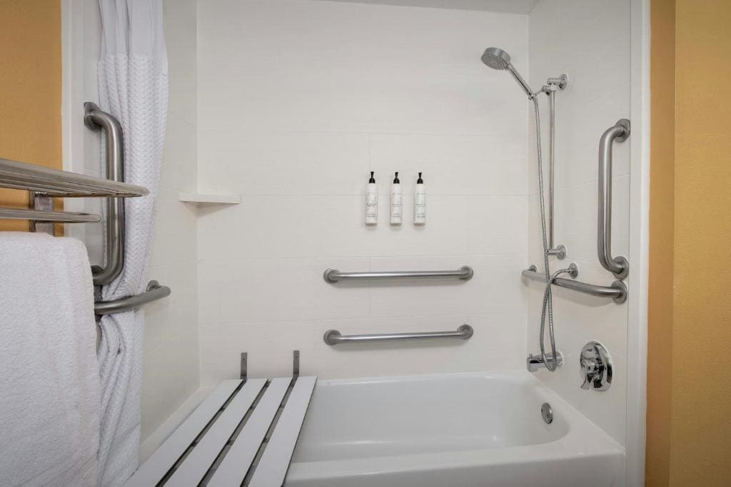 Large Studio with Two Queen Beds and Adapted Tub - Mobility Accessible room - Image 1