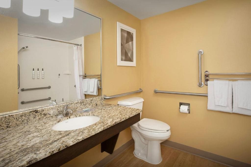 Large Studio with Two Queen Beds and Adapted Tub - Mobility Accessible room - Image 2