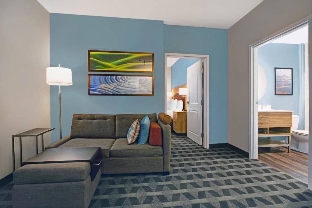 1 Bedroom Suite, 1 King, Sofa bed room - Image 1
