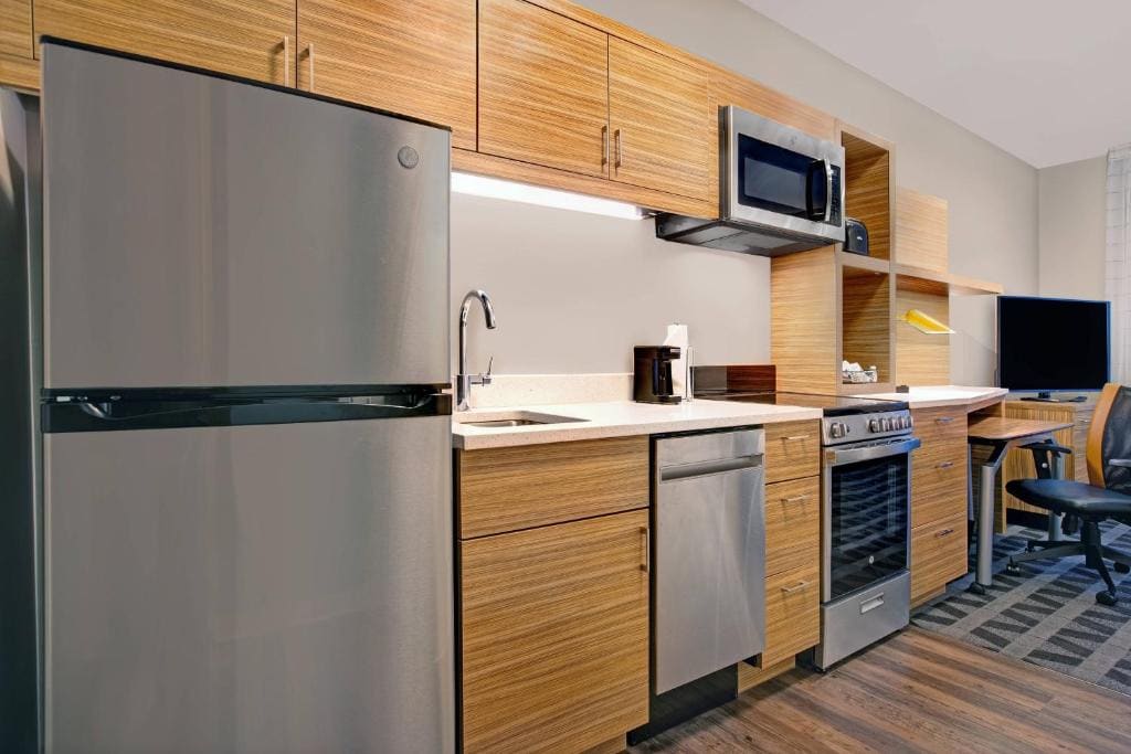 1 Bedroom Suite, 1 King, Sofa bed room - Image 2