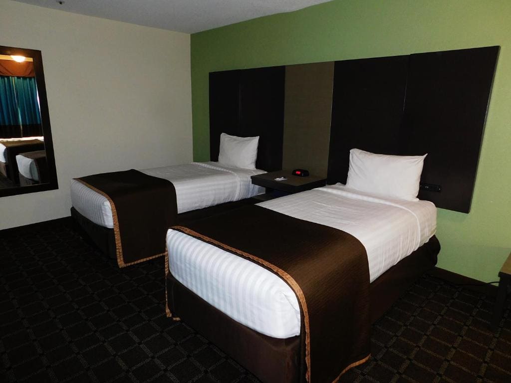 Queen Room with Two Queen Beds - Non-Smoking room - Image 2