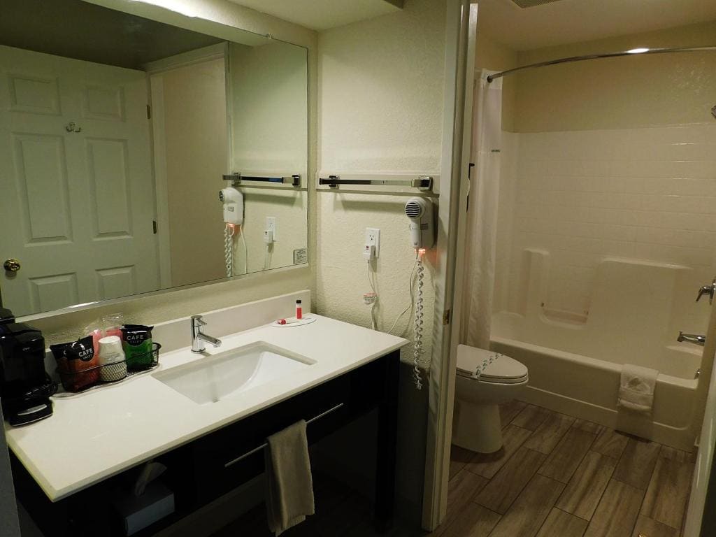 Queen Room with Two Queen Beds - Non-Smoking room - Image 3