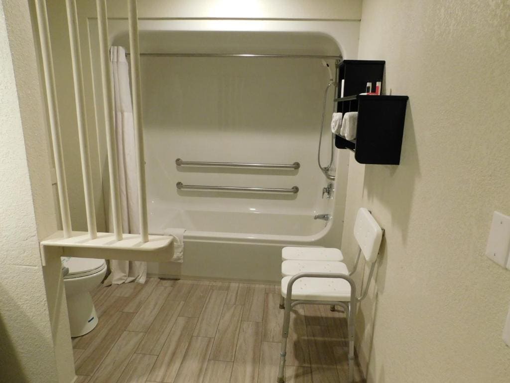 King Room - Disability Access - Non-Smoking room - Image 3
