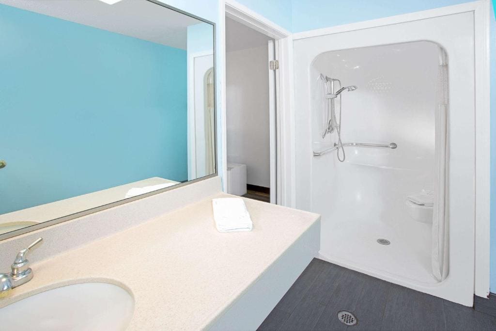 Two-Bedroom Deluxe Suite - Non-Smoking room - Image 3