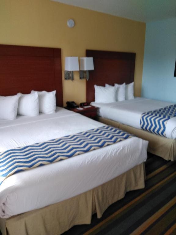 Queen Room with Two Queen Beds - Non-Smoking room - Image 1