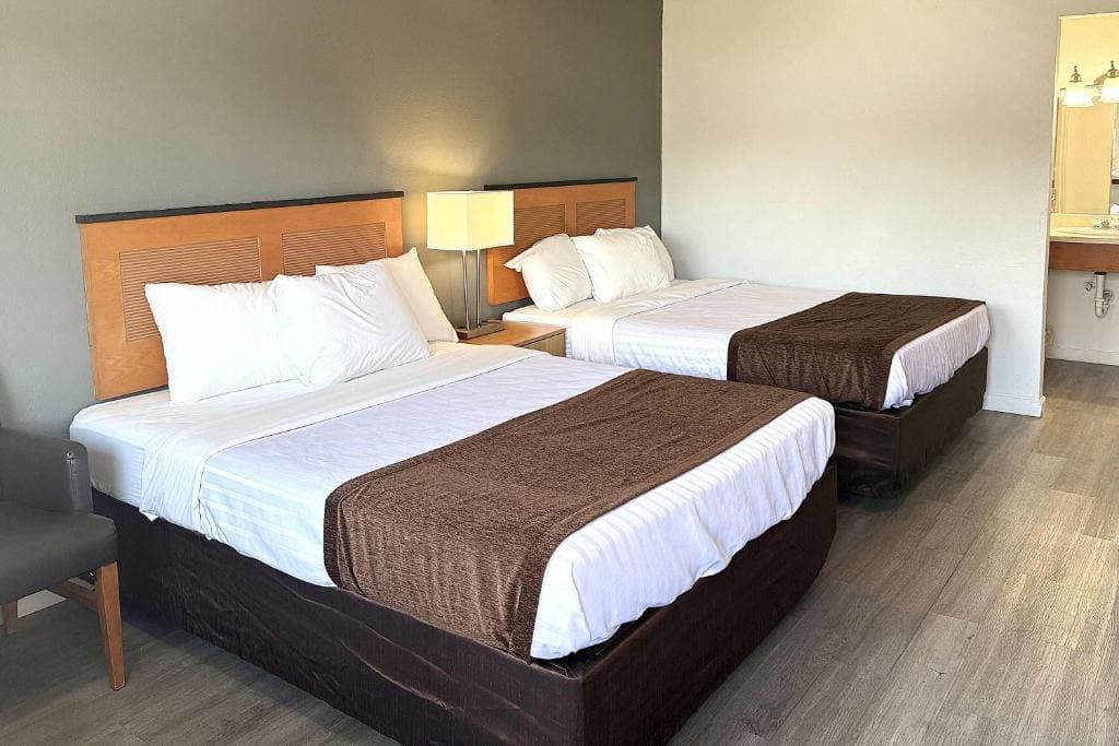 Queen Room with Two Queen Beds - Non-Smoking room - Image 1