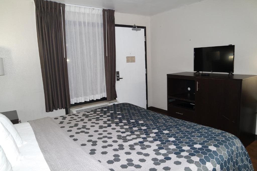 King Room with Bathtub - Mobility Accessible/Non-Smoking room - Image 3
