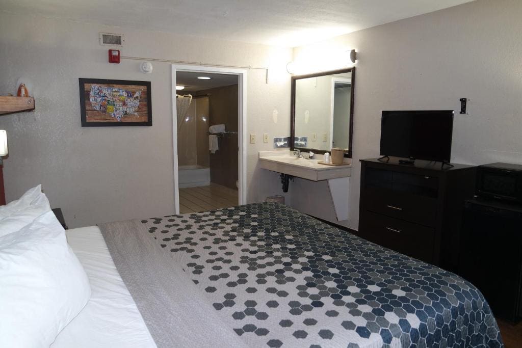 King Room with Bathtub - Mobility Accessible/Non-Smoking room - Image 1