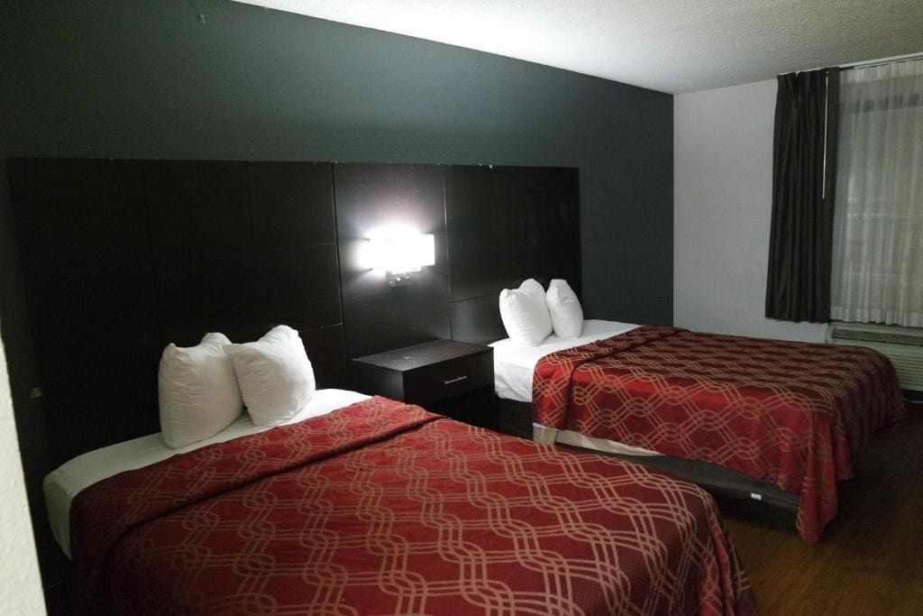 King Room with Bathtub - Mobility Accessible/Non-Smoking room - Image 2