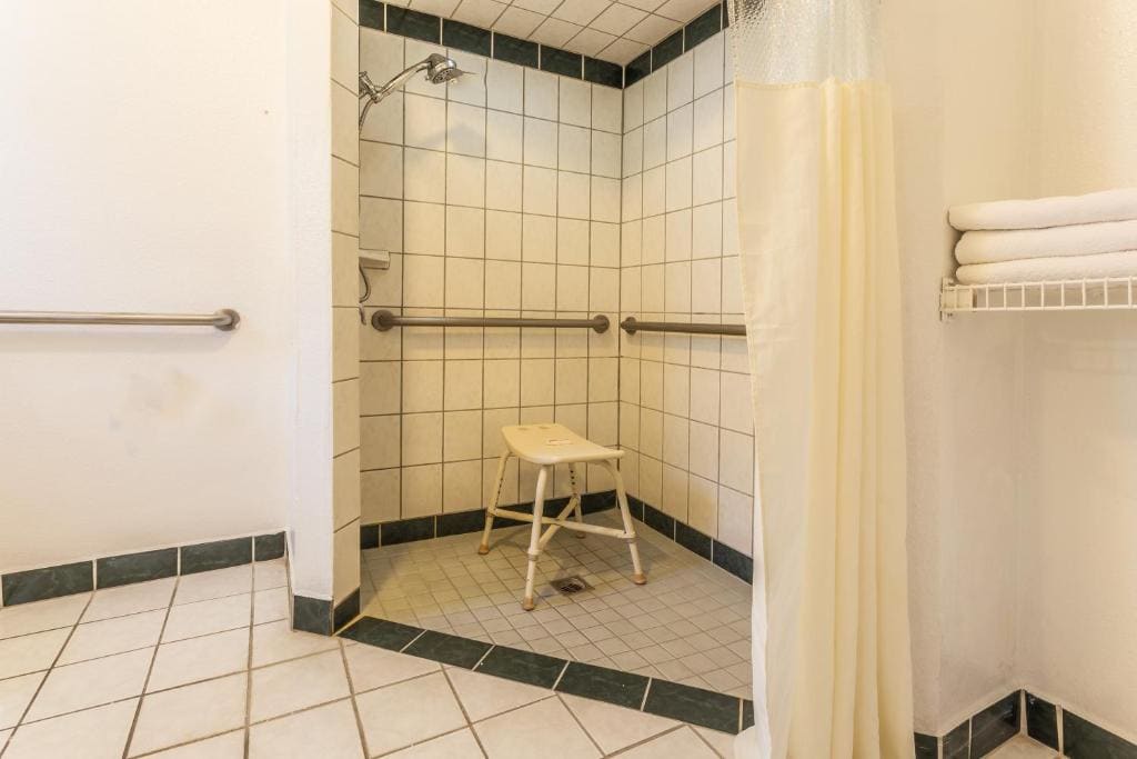 King Room - Disability Access - Non-Smoking room - Image 1
