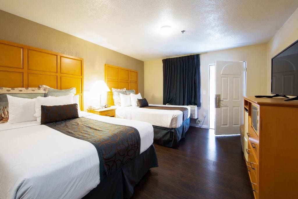 Queen Room with Two Queen Beds - Non-Smoking room - Image 1