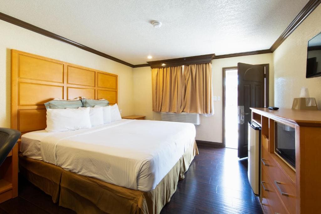 King Room - Non-Smoking room - Image 1