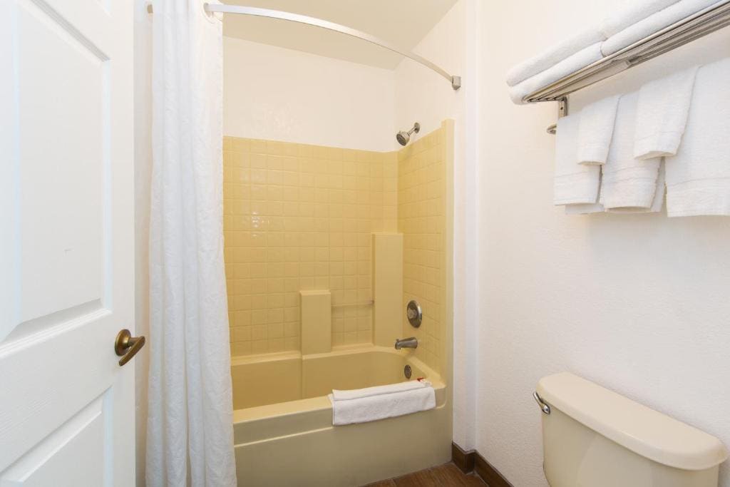Queen Room with Two Queen Beds - Non-Smoking room - Image 3